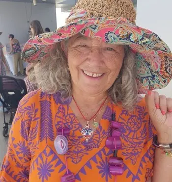 Firma Ana Larraz Galé